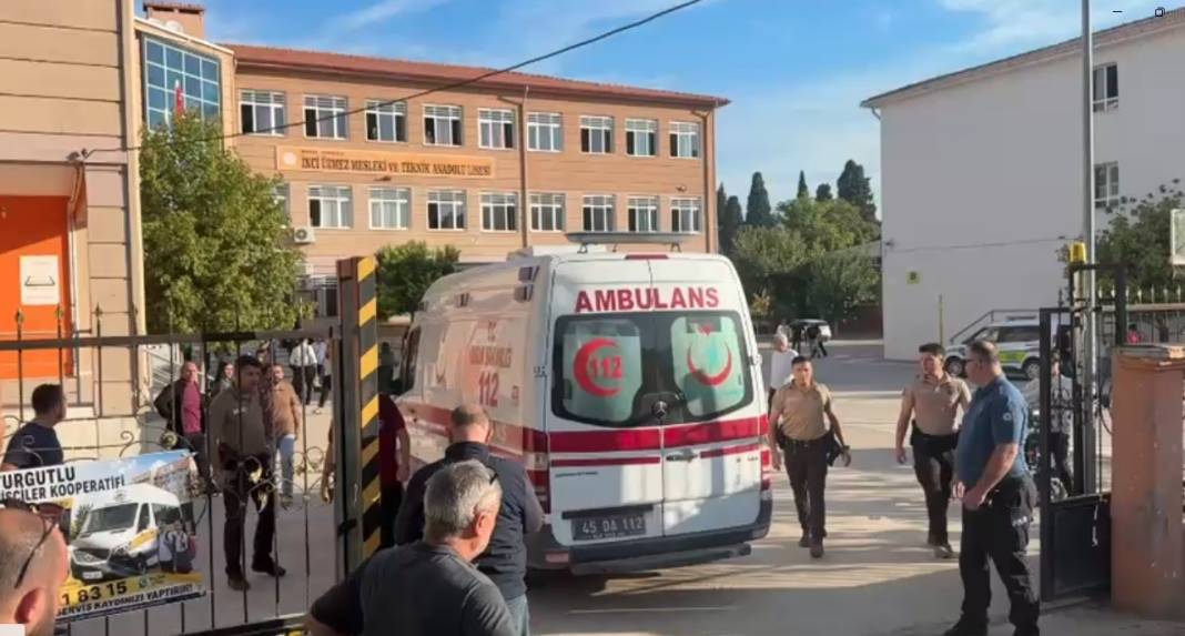 Manisa’da okula silahlı saldırı! Duyan veliler telaşla okula akın etti 1